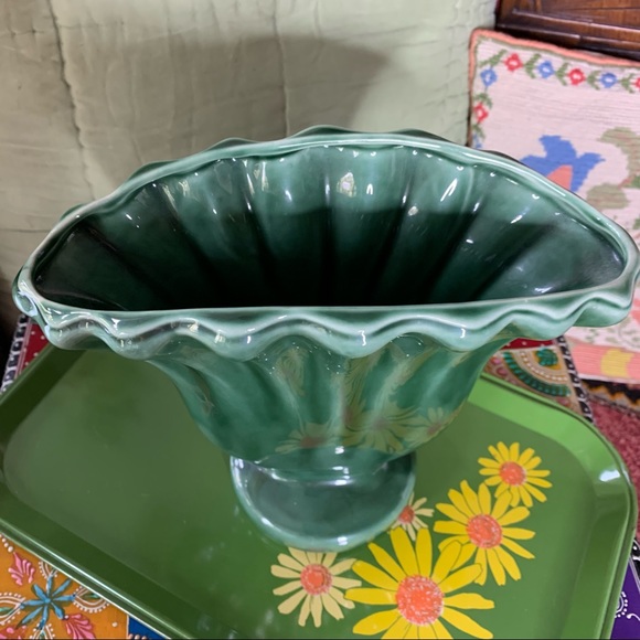 USA Pottery Fan Vase - Picture 2 of 10